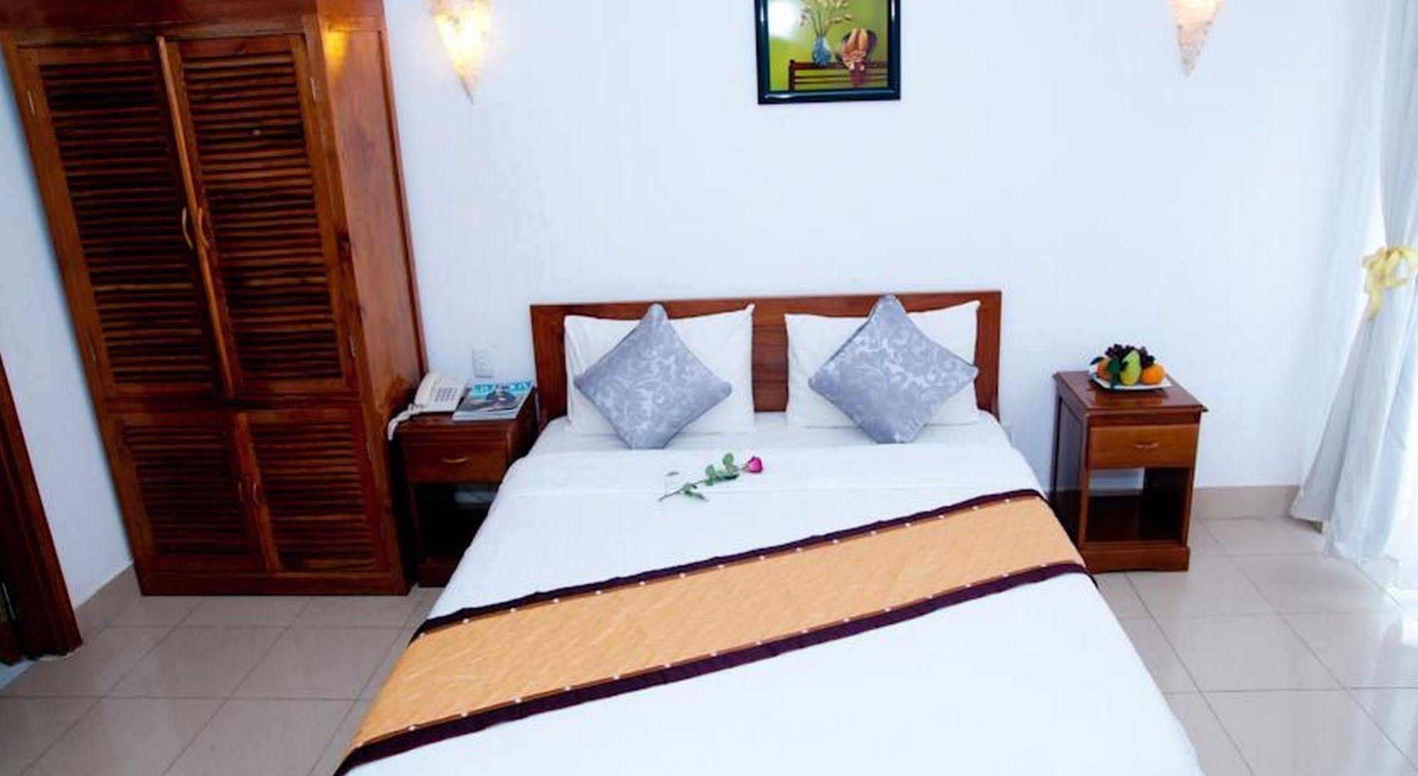 Golden Lotus Hotel Hue Buitenkant foto