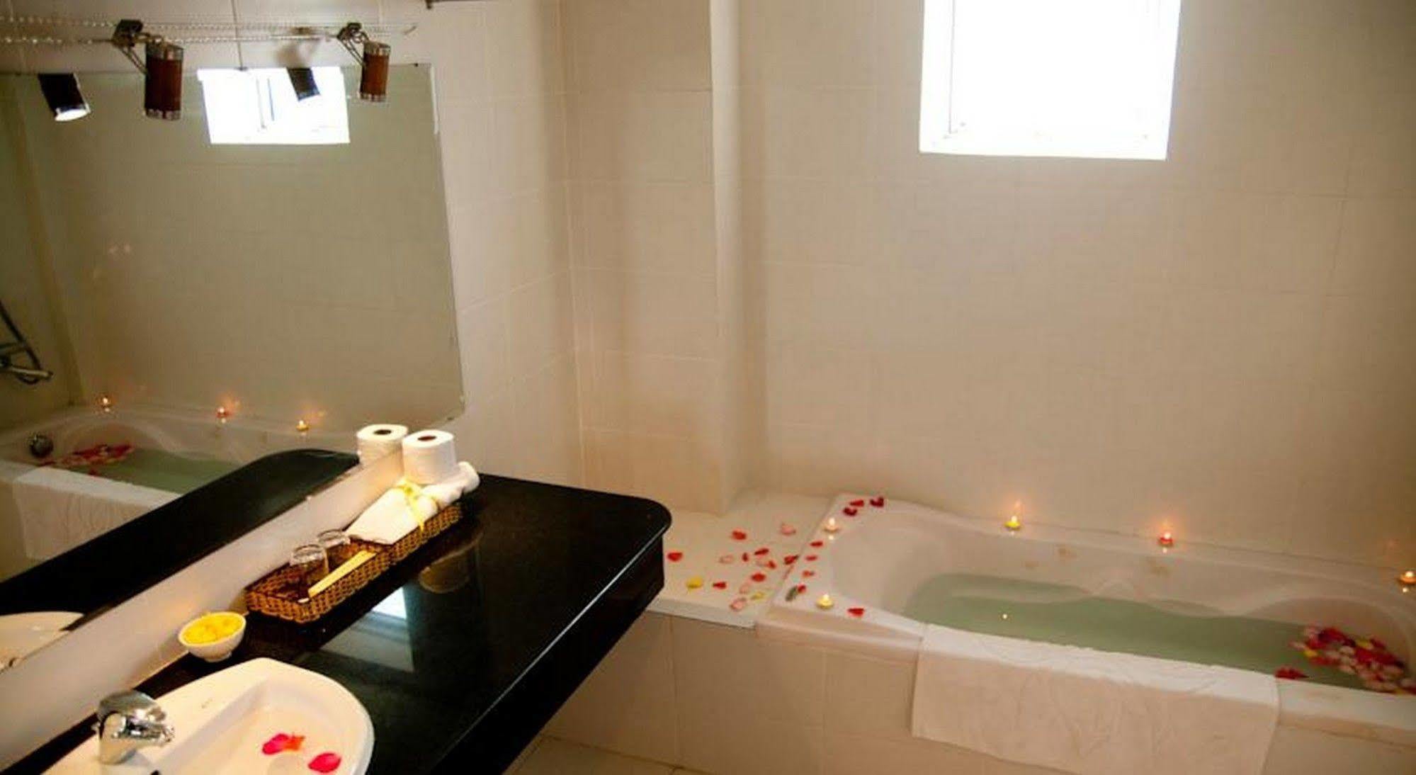 Golden Lotus Hotel Hue Buitenkant foto