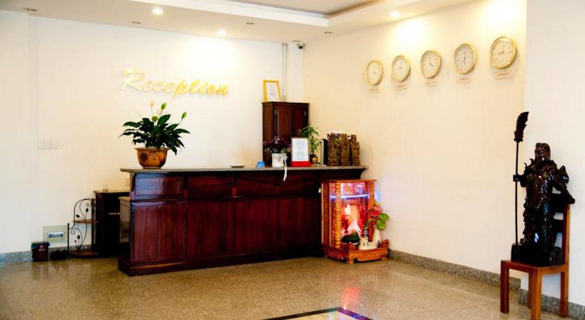 Golden Lotus Hotel Hue Buitenkant foto