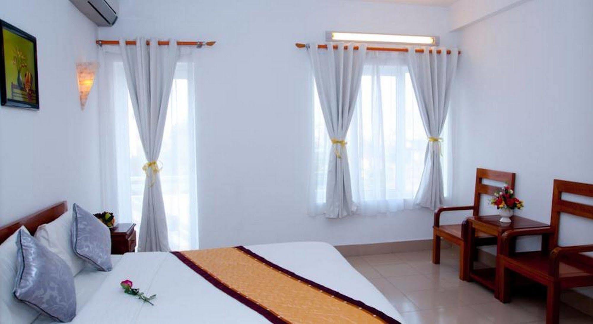 Golden Lotus Hotel Hue Buitenkant foto