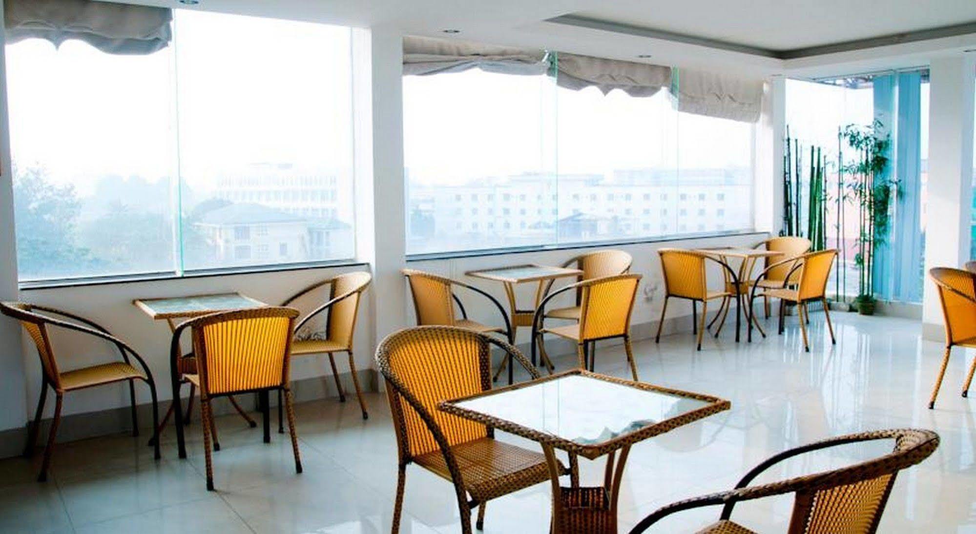 Golden Lotus Hotel Hue Buitenkant foto